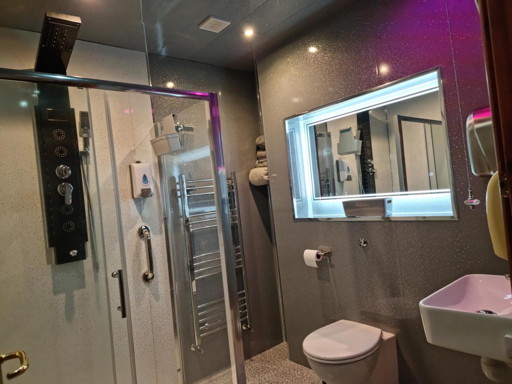 Castle Lodge - Brecon Beacons Accommodation Sennybridge Ngoại thất bức ảnh